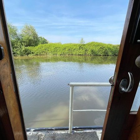 Dutch Cruiser Ship On A Tranquil Secluded River Tonbridge Eksteriør billede