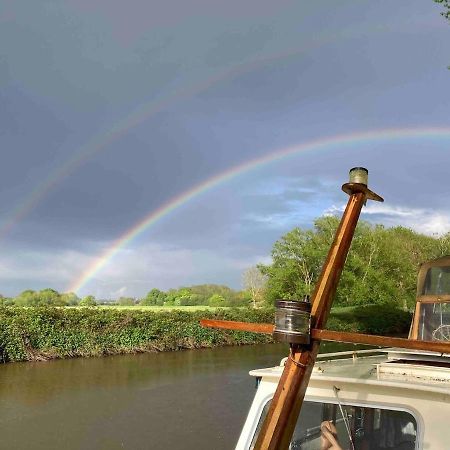 Dutch Cruiser Ship On A Tranquil Secluded River Tonbridge Eksteriør billede