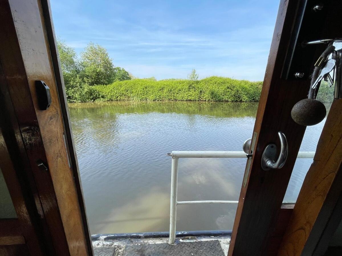 Dutch Cruiser Ship On A Tranquil Secluded River Tonbridge Eksteriør billede