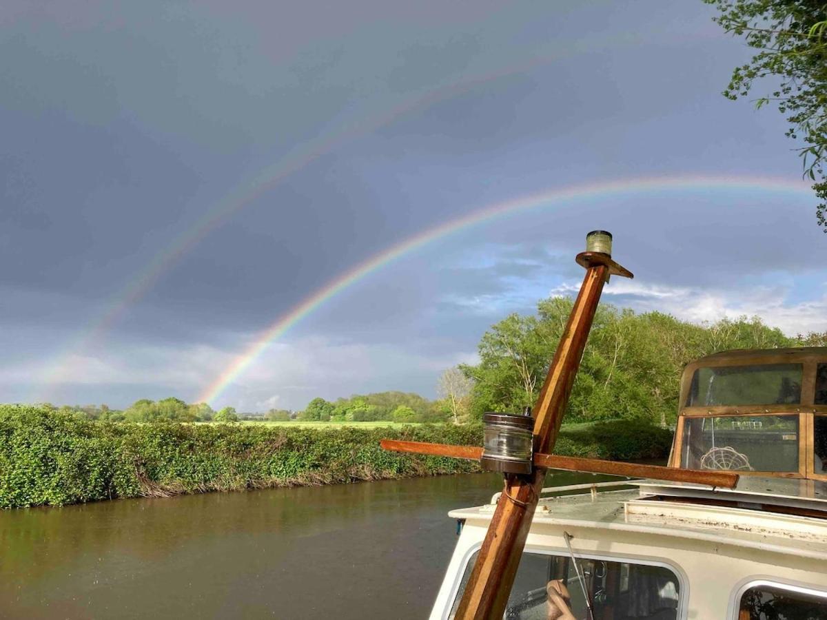 Dutch Cruiser Ship On A Tranquil Secluded River Tonbridge Eksteriør billede