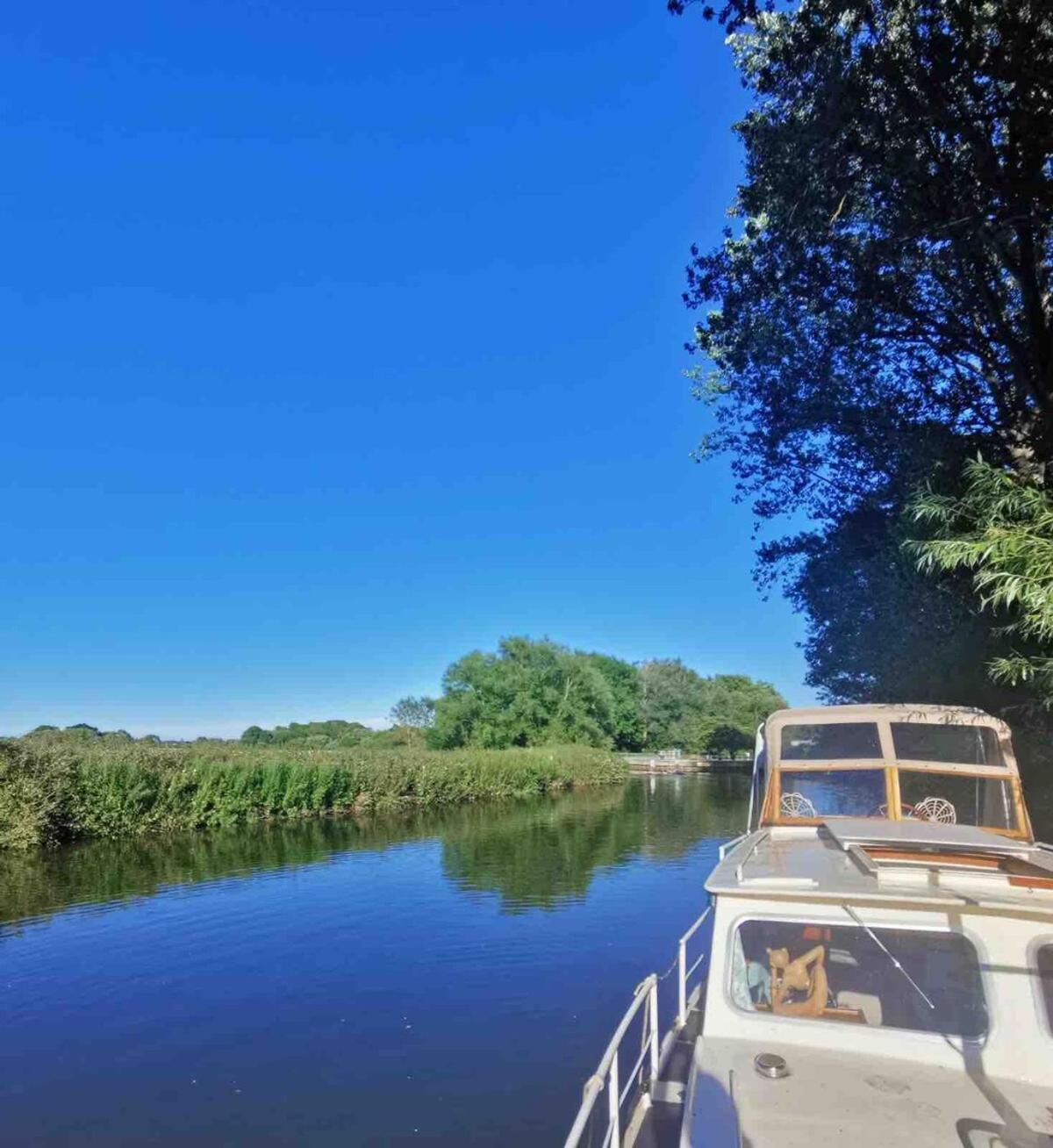 Dutch Cruiser Ship On A Tranquil Secluded River Tonbridge Eksteriør billede