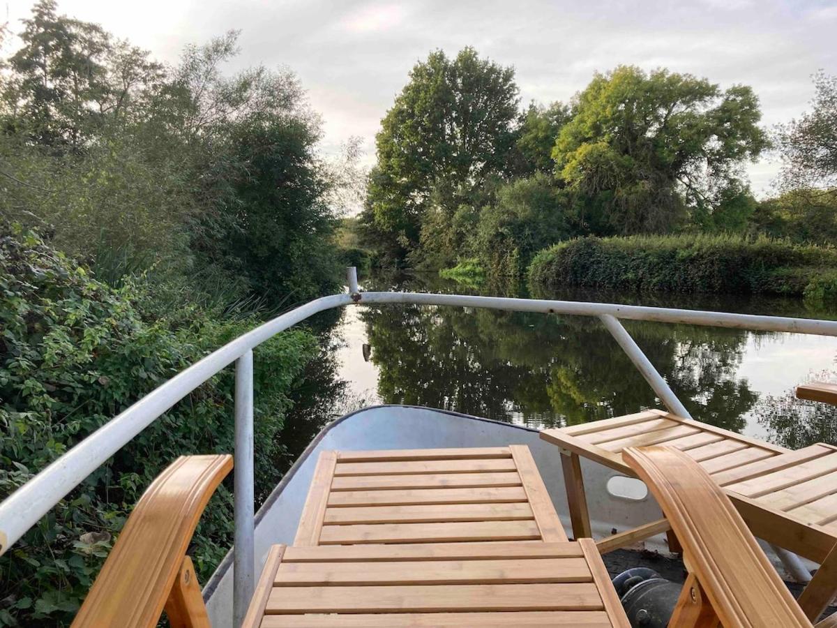 Dutch Cruiser Ship On A Tranquil Secluded River Tonbridge Eksteriør billede