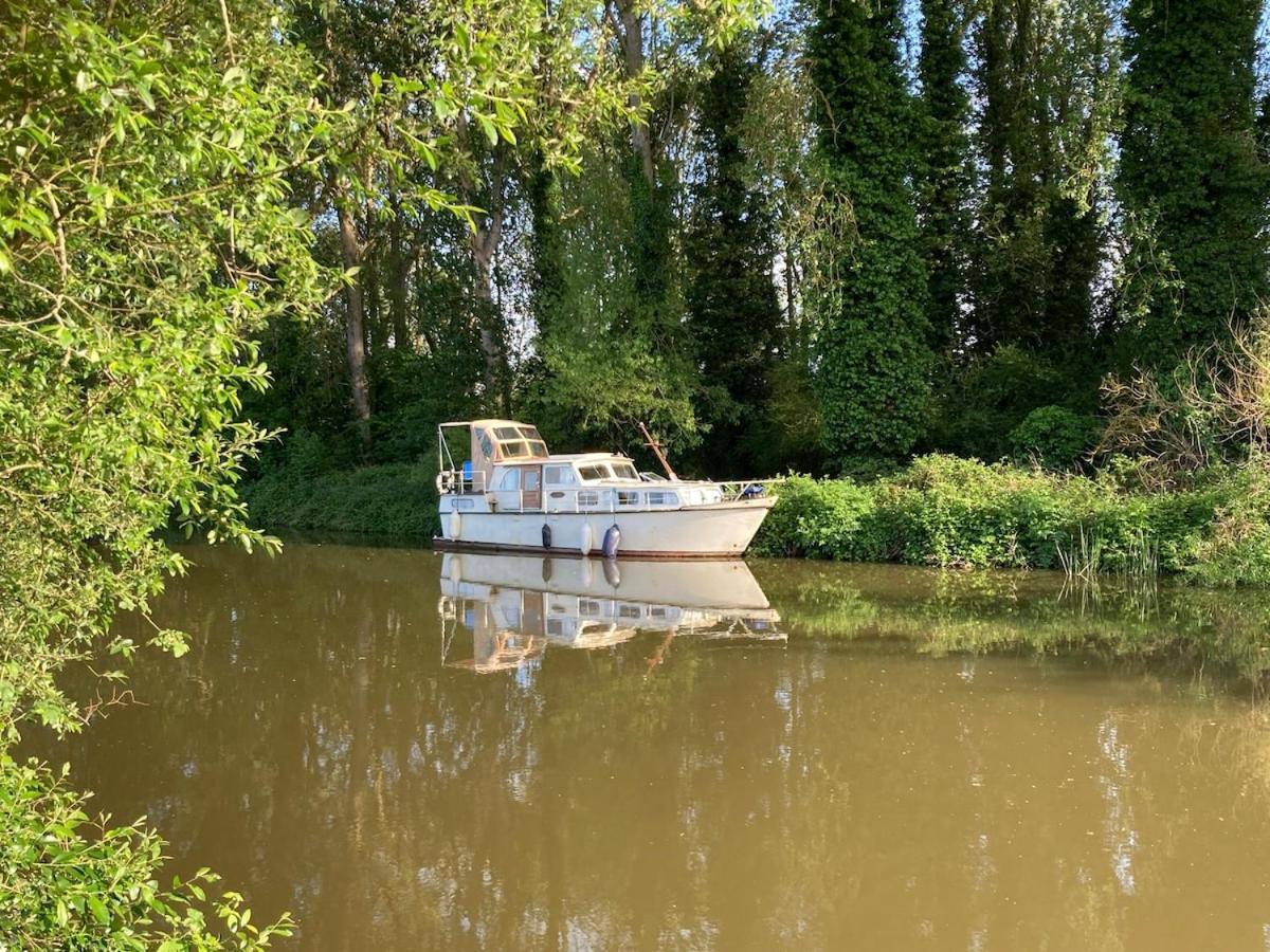 Dutch Cruiser Ship On A Tranquil Secluded River Tonbridge Eksteriør billede