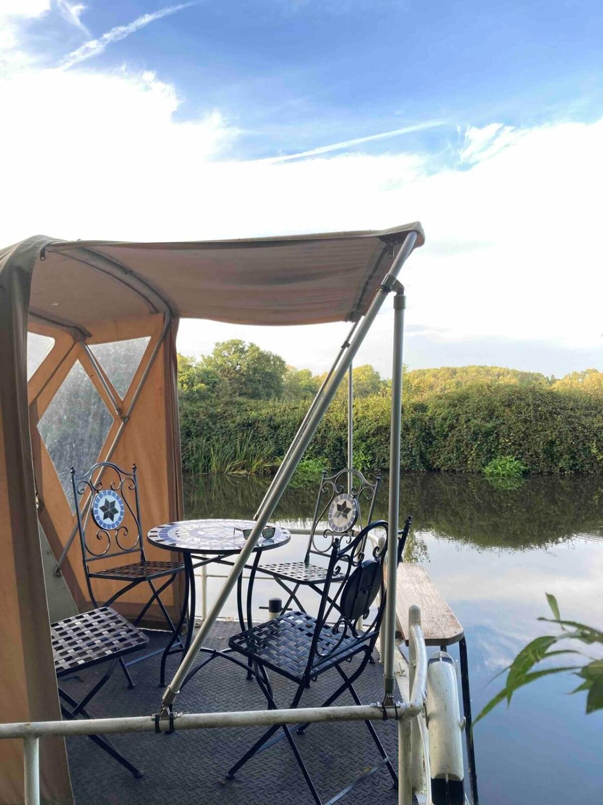 Dutch Cruiser Ship On A Tranquil Secluded River Tonbridge Eksteriør billede