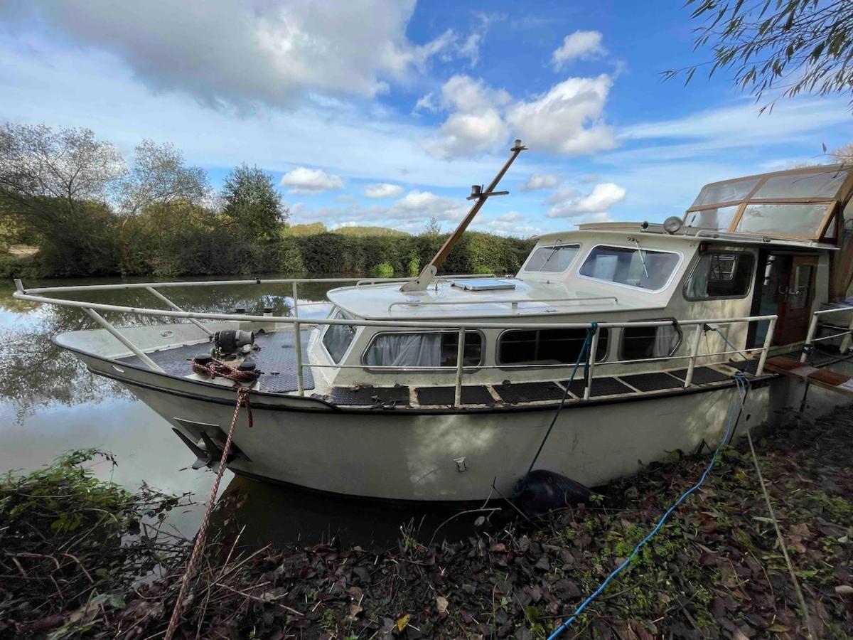 Dutch Cruiser Ship On A Tranquil Secluded River Tonbridge Eksteriør billede