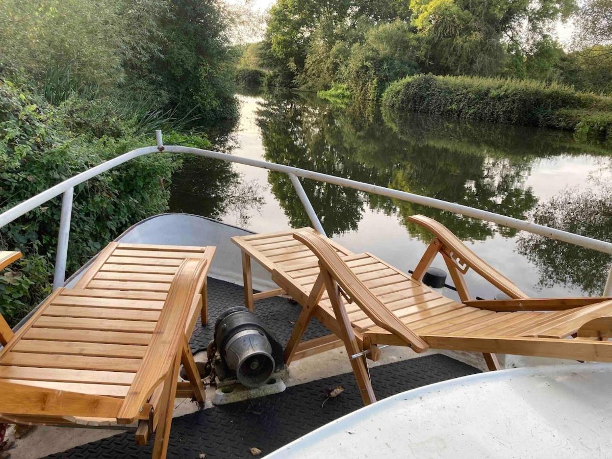 Dutch Cruiser Ship On A Tranquil Secluded River Tonbridge Eksteriør billede