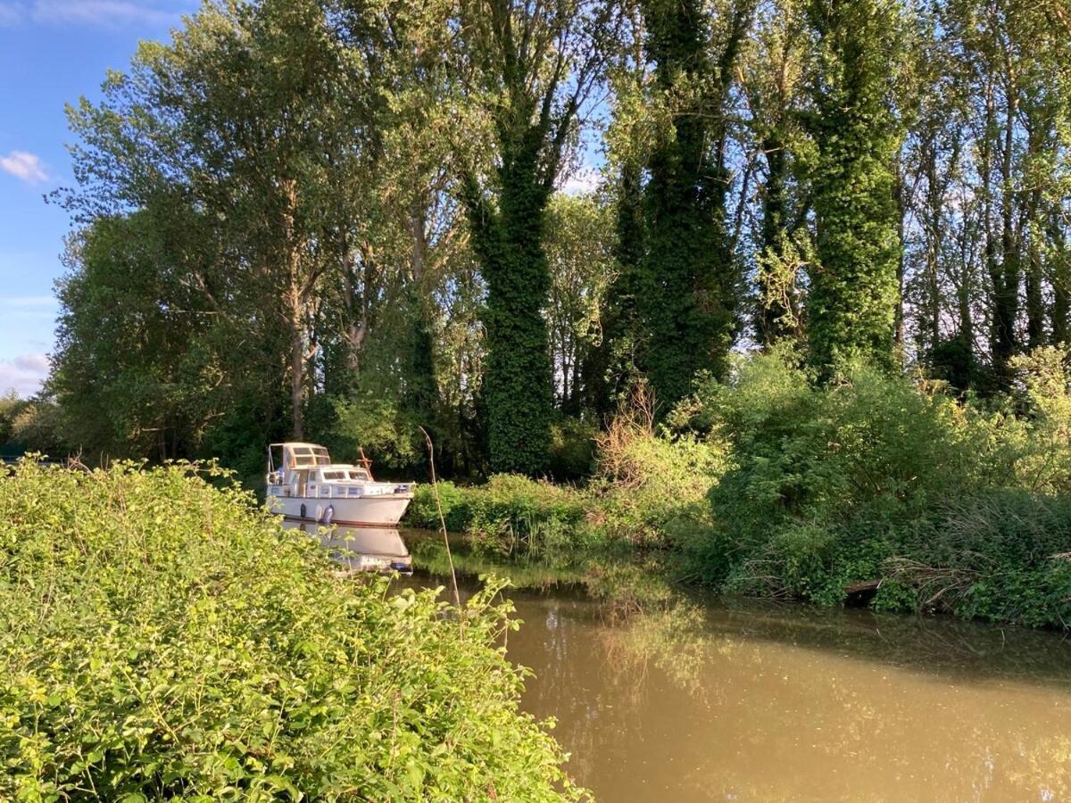 Dutch Cruiser Ship On A Tranquil Secluded River Tonbridge Eksteriør billede