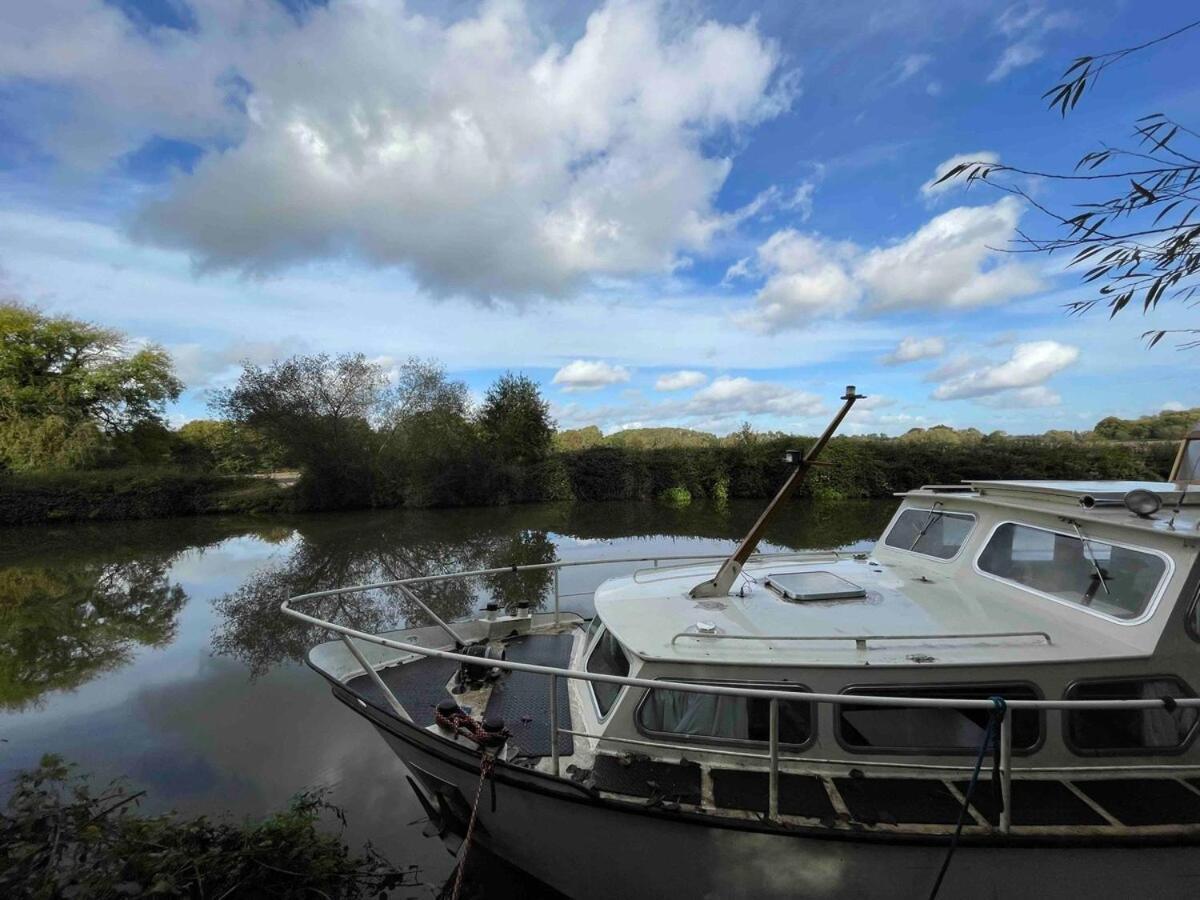Dutch Cruiser Ship On A Tranquil Secluded River Tonbridge Eksteriør billede