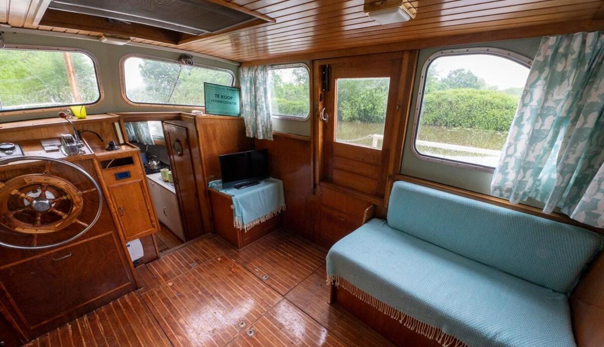 Dutch Cruiser Ship On A Tranquil Secluded River Tonbridge Eksteriør billede
