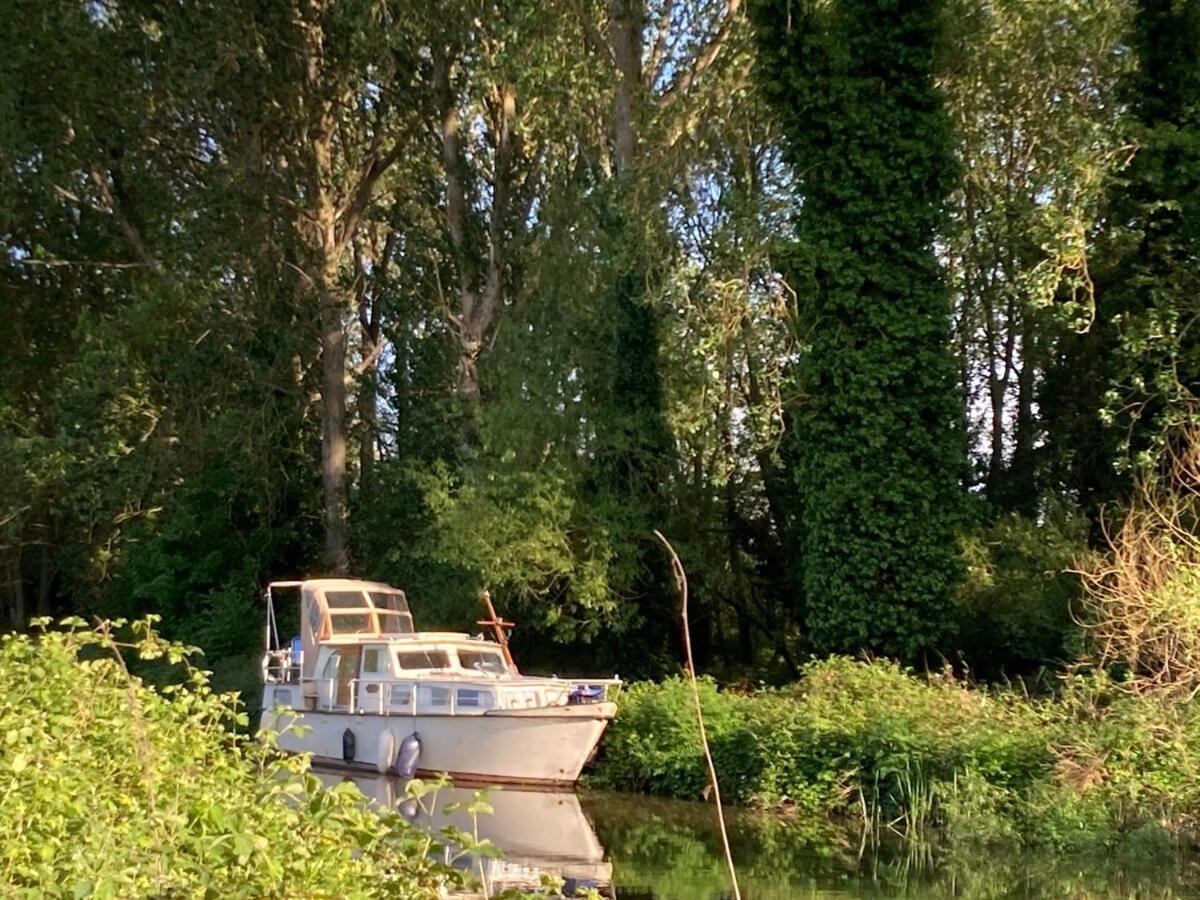 Dutch Cruiser Ship On A Tranquil Secluded River Tonbridge Eksteriør billede