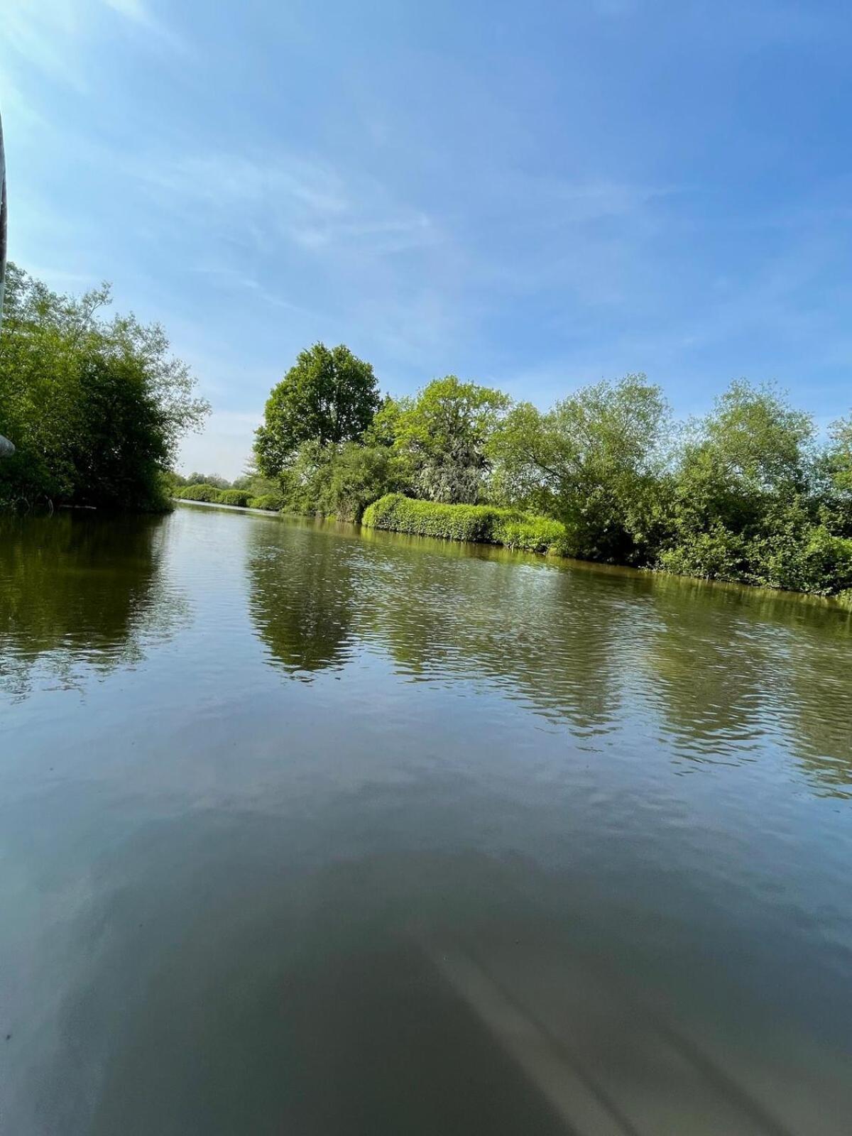 Dutch Cruiser Ship On A Tranquil Secluded River Tonbridge Eksteriør billede
