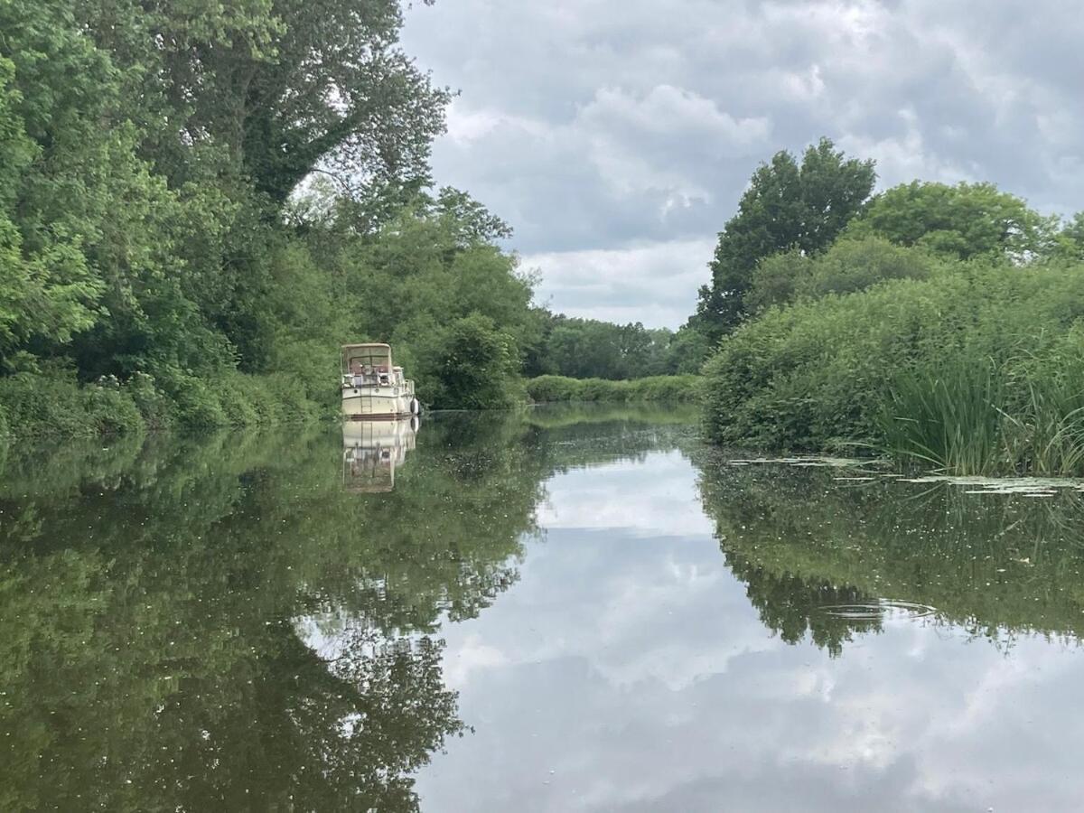Dutch Cruiser Ship On A Tranquil Secluded River Tonbridge Eksteriør billede